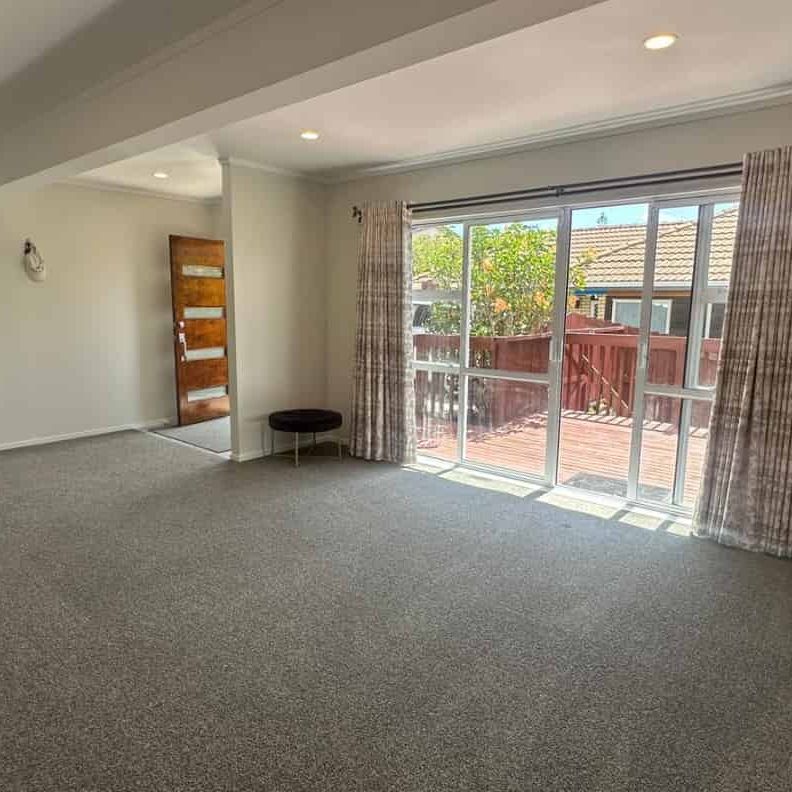 Spacious Three Bedroom Property in Te Atatu - Photo 1