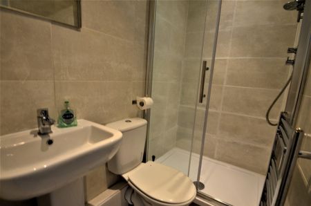 4 bedroom Property to rent - Photo 5