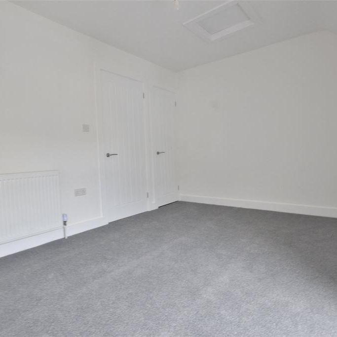 4 bedroom end of terrace house to rent - Photo 1
