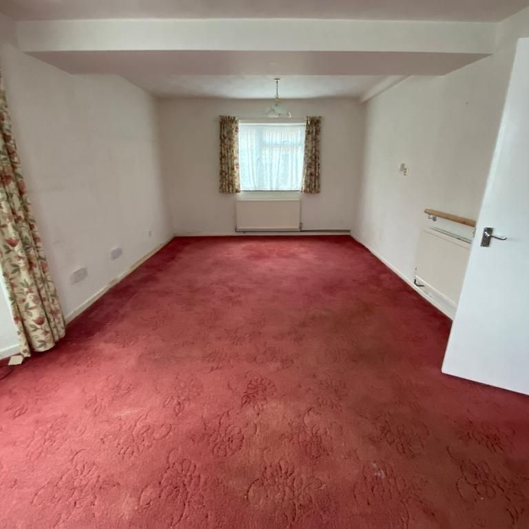 5 bedroom semi-detached house to rent - Photo 1