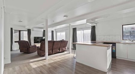 Tidy, central, three bedroom apartment - Photo 3