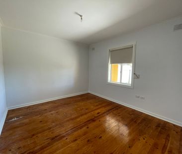 Neat and tidy, renovated home! - Photo 1