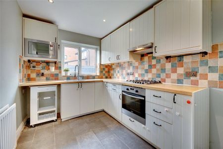 4 bedroom semi-detached house to rent - Photo 4