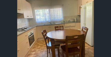 Freshly Renovated, Fully Furnished 3 bedroom house - Photo 5