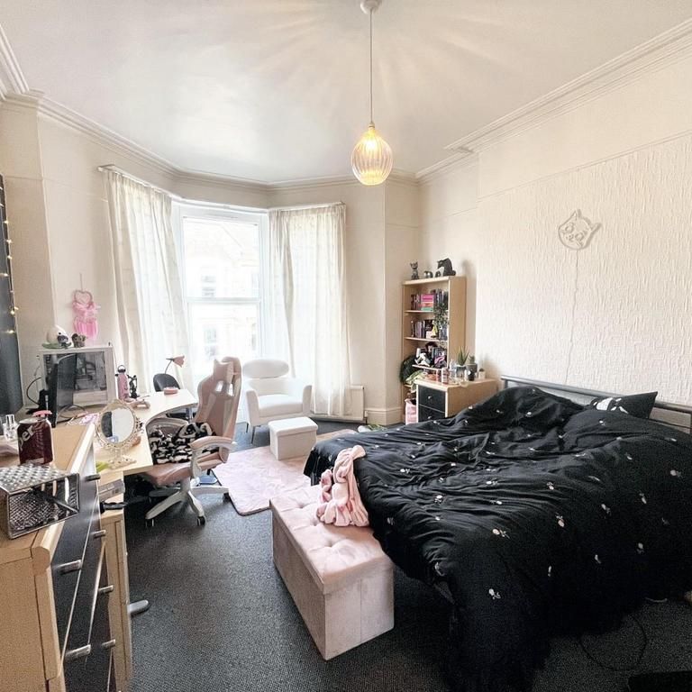 8 bedroom house to rent - Photo 1