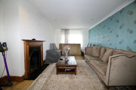 3 Bedroom House - Mid Terrace To Let - Photo 2
