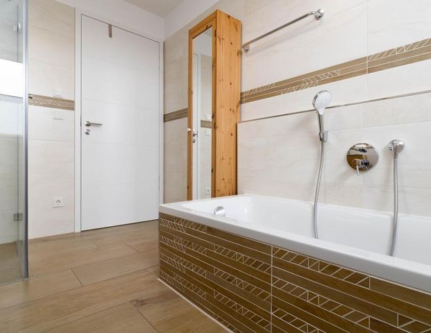 Exklusive, neuwertige 3-Zimmer-Wohnung mit zwei Balkonen und Traumblick Richtung München - Photo 1