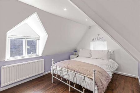 A beautiful three bedroom duplex apartment situated in a stunning period property within a gated community. - Photo 4