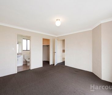 Perfectly Positioned Townhouse on a Prime Corner - Photo 3