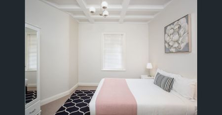Charming 2 Bedroom Apartment in the Heart of Millers Point - Photo 2