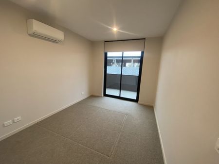 Stylish 2 Bedroom Apartment-Very close to train. - Photo 2