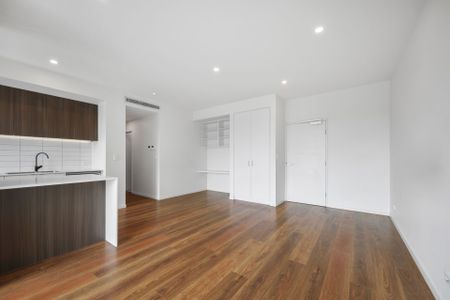 Light-Filled 2-Bedroom Apartment with Oversized Terrace - Photo 2