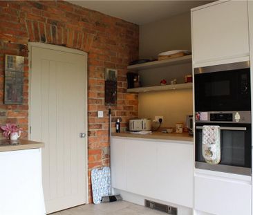 2 bedroom terraced house to rent - Photo 4