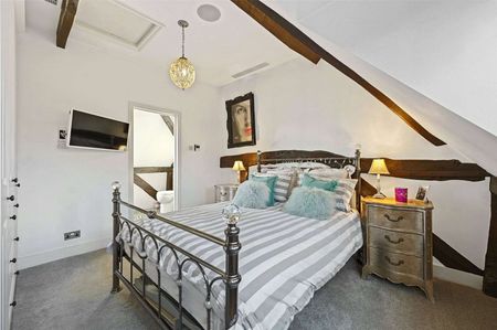 SHORT TERM LET. Stunning grade II listed detached barn in wonderful grounds of about 4 acres. - Photo 5