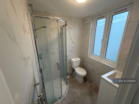 1 bedroom in a house share to rent - Photo 5