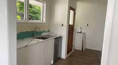 Renovated 3-Bedroom Home with double garage - Photo 5