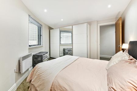 1 bedroom flat in Montaigne Close - Photo 2