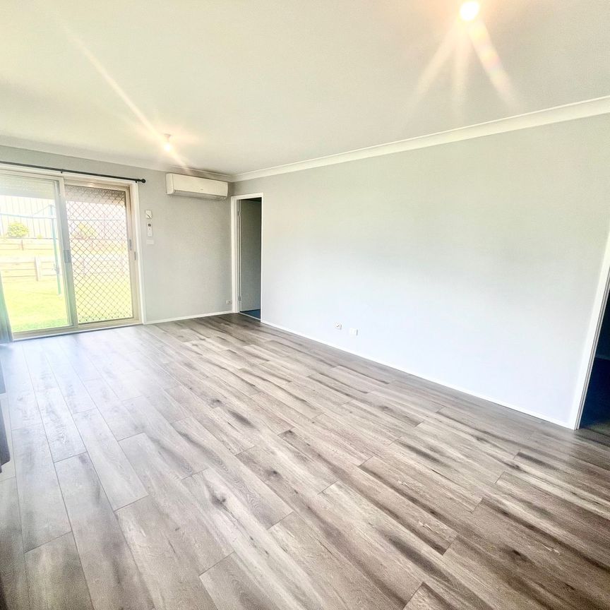 Lovely Home with New Paint&comma; Flooring & Air Con&excl; - Photo 1