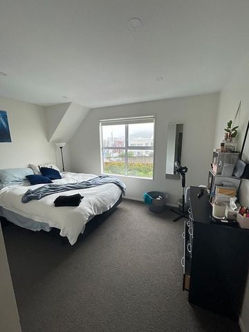 Modern 4BR Townhouse in Te Aro! - Photo 2