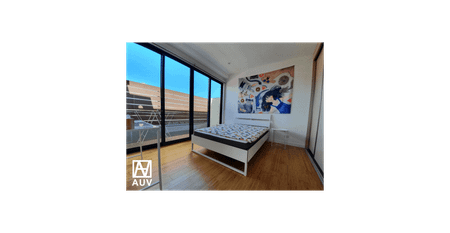 Stunning 3 Bedroom Apartment - Photo 5