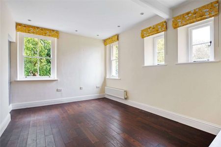 A lovely first floor three bedroom apartment - Photo 4