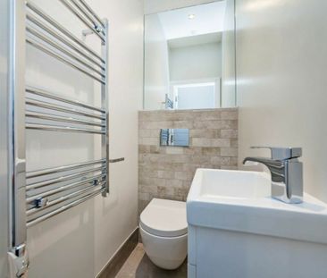 Claremont Road, KT6, London - Photo 5