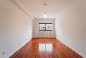 Apartamento T2 renovado para arrendar na Rua São João Bosco