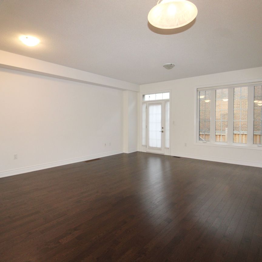 For Lease - 3 Terrain Court, East Gwillimbury, Ontario - Photo 1