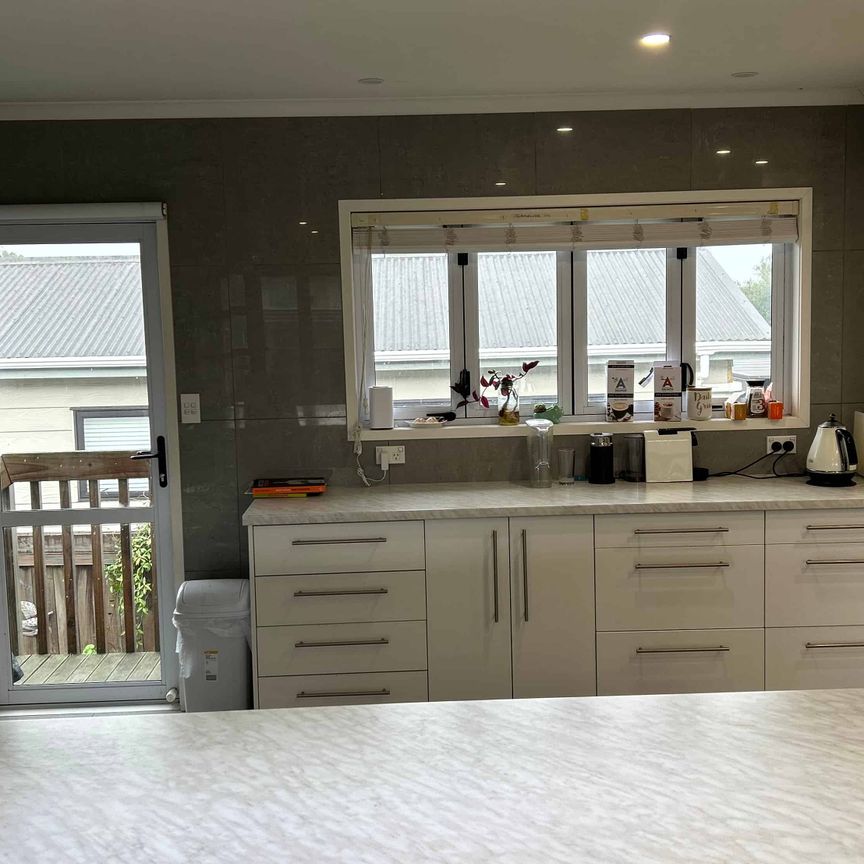 SUPER spacious & convenient 3 bed + Office - Photo 1