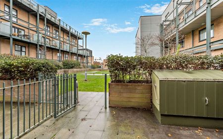 Two bedroom semi-detached house with parking close to train station - Photo 3