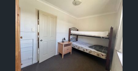 🏡 Central, Furnished & Easy Living! 🌿 - Photo 2