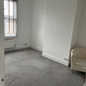 1 Bed Flat, Kirkdale, SE26 - Photo 2