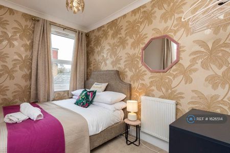 4 bedroom semi-detached house to rent - Photo 2