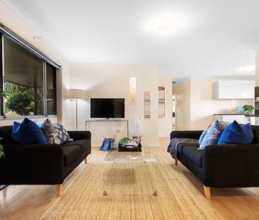 Ample Living Space with a Swimming Pool - Perfect Family Home! - Photo 3