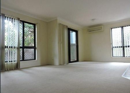 2 bedroom Townhouse - Perfect Position - Photo 2