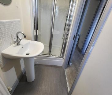 4 bedroom end of terrace house to rent - Photo 1