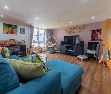 2 bed Flat in Barrier Point Road , London, E16 2SB - Photo 2