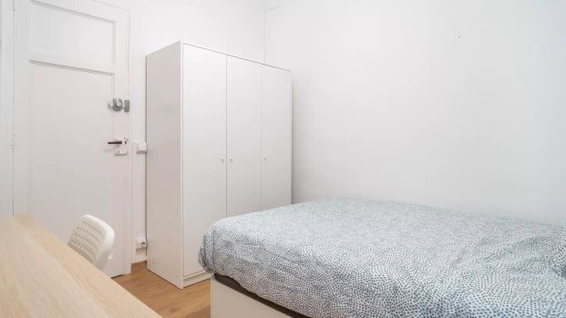 Room in a shared 4-bedroom apartment for rent in La Sagrada Familia, Barcelona. - Photo 1