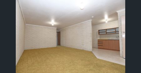 SPACIOUS UNIT IN IDEAL LOCATION - Photo 3