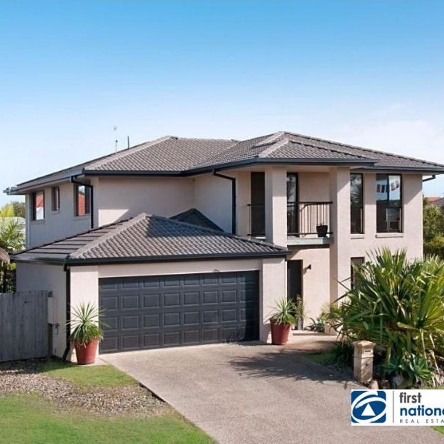 Luxury Family Home with Pool, Space & Prime Location - Photo 1