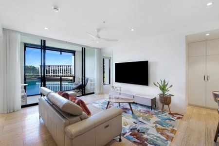 Benowa Waterfront Apartment - Photo 3