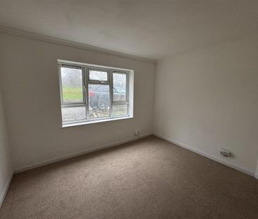 3 bedroom end of terrace house to rent - Photo 4