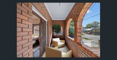 Character, Space & Convenience in prime Ashfield location! - Photo 2