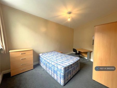 1 bedroom in a flat share to rent - Photo 3