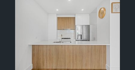 Sophisticated top floor living - Photo 4