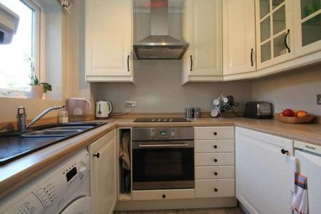 Woking, Surrey, GU21 - Photo 3