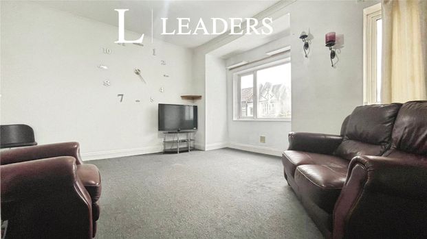 2 bedroom apartment to rent St. Helens Road, Westcliff-on-Sea, SS0 - Photo 1