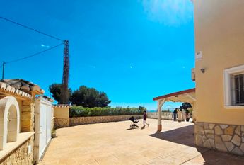 LONG TERM RENTAL Beautiful villa with sea views for rent in Benissa coast with 5 bedrooms.