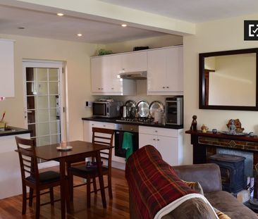 Great room in 3-bedroom apartment in Cabra, Dublin - Photo 2