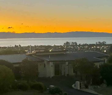 Large family home with bay views - Photo 2